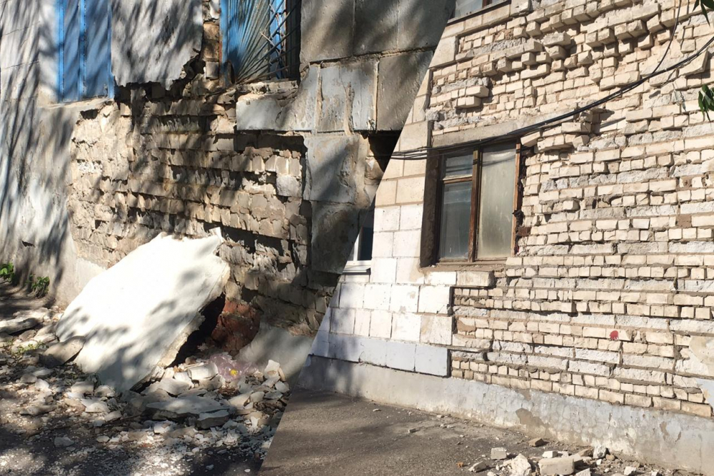 В центре Волжского разрушается здание общежития В центре Волжского разрушается здание общежития