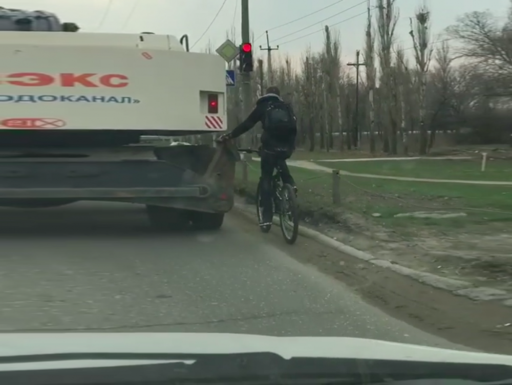 Курьезный случай с велозацепером на дороге попал на видео в Волжском Курьезный случай с велозацепером на дороге попал на видео в Волжском