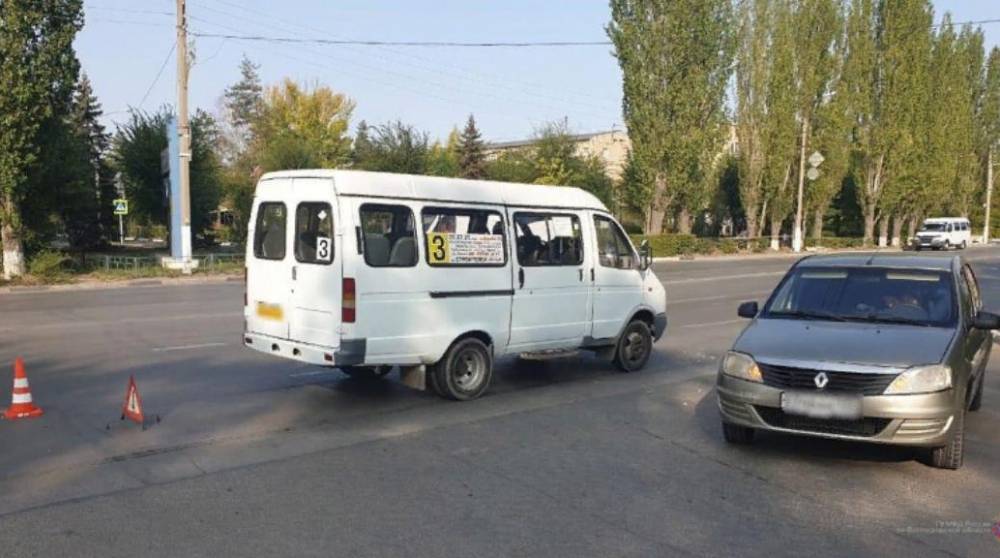 В Волжском столкнулись Renault и маршрутка: 36-летняя женщина в больнице В Волжском столкнулись Renault и маршрутка: 36-летняя женщина в больнице