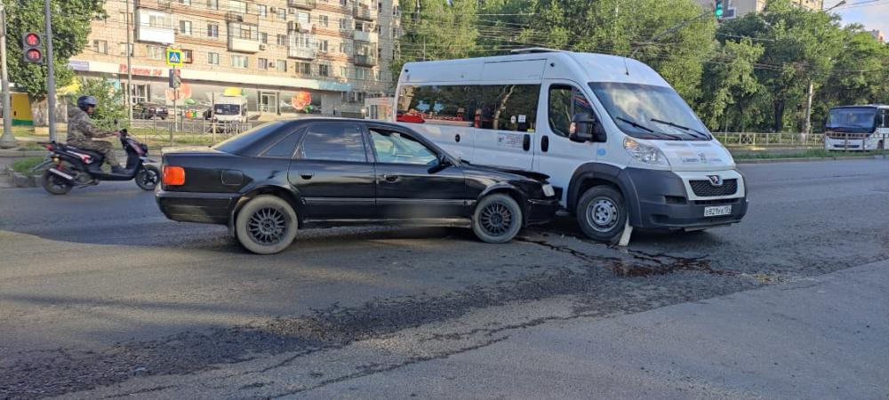 Столкновение Audi и маршрутки в Волгограде попало на видео Столкновение Audi и маршрутки в Волгограде попало на видео