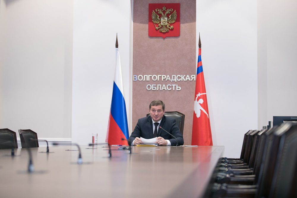Андрей Бочаров поручил выплатить по 1000 рублей медработникам Андрей Бочаров поручил выплатить по 1000 рублей медработникам