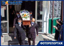 Прощание с погибшими в страшном ДТП школьницами прошло в Волгограде Прощание с погибшими в страшном ДТП школьницами прошло в Волгограде