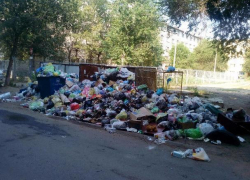 Горы мусора во дворах по улице Пушкина в Волжском выросли из-за смены управляющей компании Горы мусора во дворах по улице Пушкина в Волжском выросли из-за смены управляющей компании