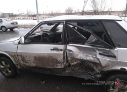 Массовое ДТП спровоцировал водитель легковушки в Волжском Массовое ДТП спровоцировал водитель легковушки в Волжском
