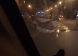 На видео попала жесткая ночная авария в Волжском: есть пострадавшие На видео попала жесткая ночная авария в Волжском: есть пострадавшие