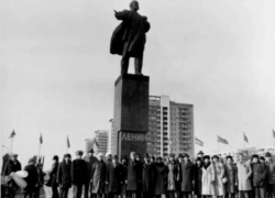 Волжскому Ленину уже тридцать пять лет Волжскому Ленину уже тридцать пять лет