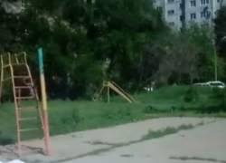 Дворы Волжского превращаются в джунгли и гетто: жители готовят жалобы и претензии Дворы Волжского превращаются в джунгли и гетто: жители готовят жалобы и претензии