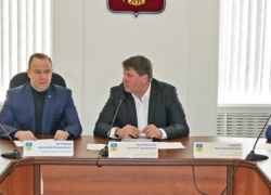 Администрация предложила депутатам удешевить производство почетного знака Администрация предложила депутатам удешевить производство почетного знака