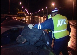 В Волжском пьяный рецидивист покусал и избил сотрудников ДПС В Волжском пьяный рецидивист покусал и избил сотрудников ДПС