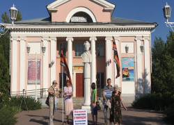 «Не допустим во власть педофила Кармазиновского», – неизвестные повесили плакат под крышей волжского кукольного театра «Не допустим во власть педофила Кармазиновского», – неизвестные повесили плакат под крышей волжского кукольного театра