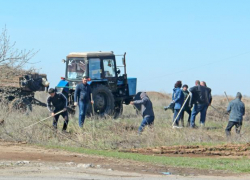 Пятьдесят водителей вышли на уборку остановок в Волжском Пятьдесят водителей вышли на уборку остановок в Волжском