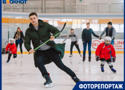 Падали, но поднимались: массовые катания на льду в Волжском Падали, но поднимались: массовые катания на льду в Волжском