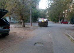 Огромный бункер с мусором перегородил проезжую часть во дворе многоэтажки в Волжском Огромный бункер с мусором перегородил проезжую часть во дворе многоэтажки в Волжском