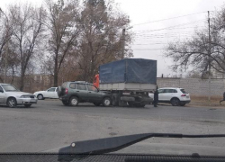Пожилая автоледи попала в больницу после столкновения с "КАМАЗом" в Волжском Пожилая автоледи попала в больницу после столкновения с "КАМАЗом" в Волжском
