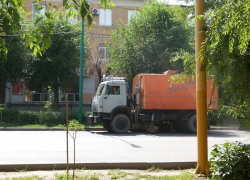 В Волжском чистят улицы "Вихрем" В Волжском чистят улицы "Вихрем"