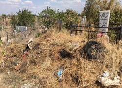 Городское кладбище и могилы людей утонули от обилия мусора в Волжском Городское кладбище и могилы людей утонули от обилия мусора в Волжском