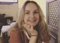 Прекрасную Юлю Чугунок поздравляет подруга Прекрасную Юлю Чугунок поздравляет подруга