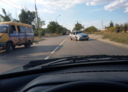 Маршрутка и "Дэу" "поцеловались" на оживленном перекрестке в Волжском Маршрутка и "Дэу" "поцеловались" на оживленном перекрестке в Волжском