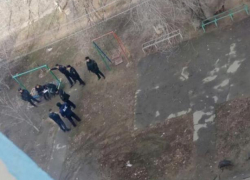 Мужчина с гранатой сидел между этажами в подъезде, - волжане Мужчина с гранатой сидел между этажами в подъезде, - волжане