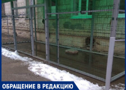 "Глубокая лужа и отсутствие охраны - и это "парковка" для колясок,- волжанка "Глубокая лужа и отсутствие охраны - и это "парковка" для колясок,- волжанка