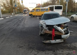 Две аварии произошли из-за маневров на перекрестке Две аварии произошли из-за маневров на перекрестке