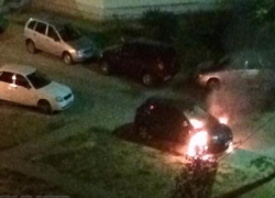 Эксклюзивное видео: дорогую иномарку умышленно подожгли в Волжском Эксклюзивное видео: дорогую иномарку умышленно подожгли в Волжском