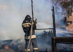 Два дома и пара тонн сена сгорели за прошедшие сутки под Волжским Два дома и пара тонн сена сгорели за прошедшие сутки под Волжским