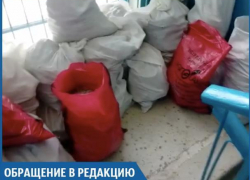 Наглая женщина захламляет площадку в подъезде строительным мусором, - волжанка Наглая женщина захламляет площадку в подъезде строительным мусором, - волжанка