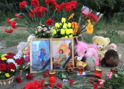 В память погибших в аварии под Волгоградом несут цветы и игрушки В память погибших в аварии под Волгоградом несут цветы и игрушки
