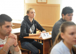 Две волжские выпускницы сдали ЕГЭ по русскому на все сто Две волжские выпускницы сдали ЕГЭ по русскому на все сто