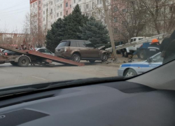Дорогой внедорожник влетел в световою опору в Волжском Дорогой внедорожник влетел в световою опору в Волжском