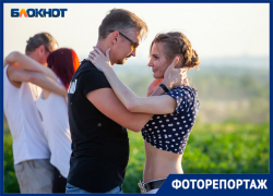 Жаркие танцы и посиделки на траве: как в Волжском провели длинные выходные Жаркие танцы и посиделки на траве: как в Волжском провели длинные выходные