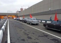 Первой по открывшемуся тоннелю на Тулака проехала колонна ретро-автомобилей Первой по открывшемуся тоннелю на Тулака проехала колонна ретро-автомобилей