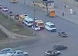 Непонятный маршрутчик устроил ДТП перед светофором в Волжском Непонятный маршрутчик устроил ДТП перед светофором в Волжском