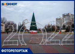 Волжский начали украшать к Новому году: где устроят площадки для праздничных гуляний Волжский начали украшать к Новому году: где устроят площадки для праздничных гуляний