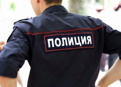 В Волжском раздетый мужчина крушил урной банкомат В Волжском раздетый мужчина крушил урной банкомат