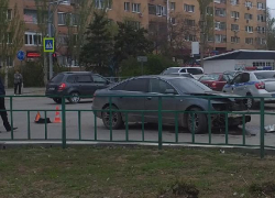 Влетел в дерево из-за лихача: последствия аварии в Волжском Влетел в дерево из-за лихача: последствия аварии в Волжском