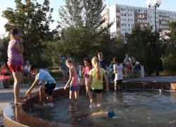 Подрастающие вандалы купаются в фонтанах и залезают на памятник, - волжанка Подрастающие вандалы купаются в фонтанах и залезают на памятник, - волжанка