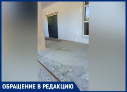 Школьники спотыкаются о дырки в бетонной лестнице в Волжском Школьники спотыкаются о дырки в бетонной лестнице в Волжском