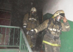 Глубокой ночью спасатели эвакуировали 10 человек из-за пожара в квартире в Волжском Глубокой ночью спасатели эвакуировали 10 человек из-за пожара в квартире в Волжском