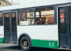Школьница попала в больницу после падения в автобусе в Волжском Школьница попала в больницу после падения в автобусе в Волжском