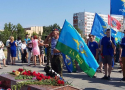 За ВДВ: волжане почтили память погибших десантников За ВДВ: волжане почтили память погибших десантников