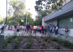 Километровые очереди с четырех часов утра выстроились у поликлиники №2 в Волжском Километровые очереди с четырех часов утра выстроились у поликлиники №2 в Волжском