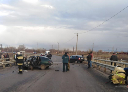 2 человека погибли в аварии в Волгоградской области: страшное ДТП произошло на мосту 2 человека погибли в аварии в Волгоградской области: страшное ДТП произошло на мосту