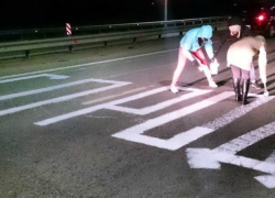В Волжском опишут ямы и выбоины на дорогах в рамках акции #ЯМЫВЦВЕТ В Волжском опишут ямы и выбоины на дорогах в рамках акции #ЯМЫВЦВЕТ