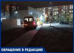 Плевать на людей: автомобилисты объезжают пробки по тротуару в Волжском Плевать на людей: автомобилисты объезжают пробки по тротуару в Волжском