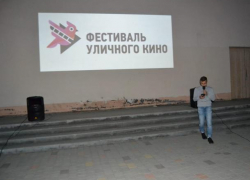 В Волжском показывают кино под открытым небом В Волжском показывают кино под открытым небом