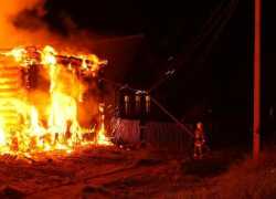 Сразу две постройки загорелись в Среднеахтубинском районе Сразу две постройки загорелись в Среднеахтубинском районе