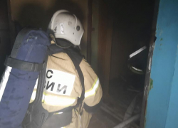 Ночью в 19 микрорайоне в Волжском в пятиэтажке произошел пожар Ночью в 19 микрорайоне в Волжском в пятиэтажке произошел пожар