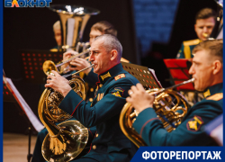 Сердце щемит: в Волжском оркестр исполнил музыку военных лет Сердце щемит: в Волжском оркестр исполнил музыку военных лет